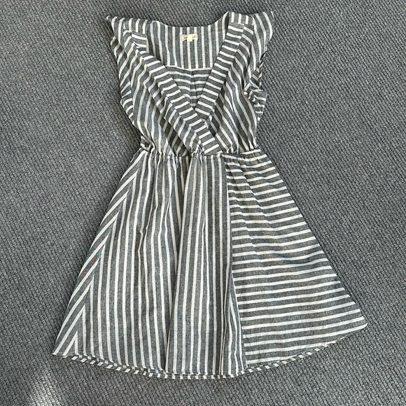 Hem & Thread V Neck Striped Flutter Cap Sleeve Dress, gray and off white, Size S - Picture 1 of 6